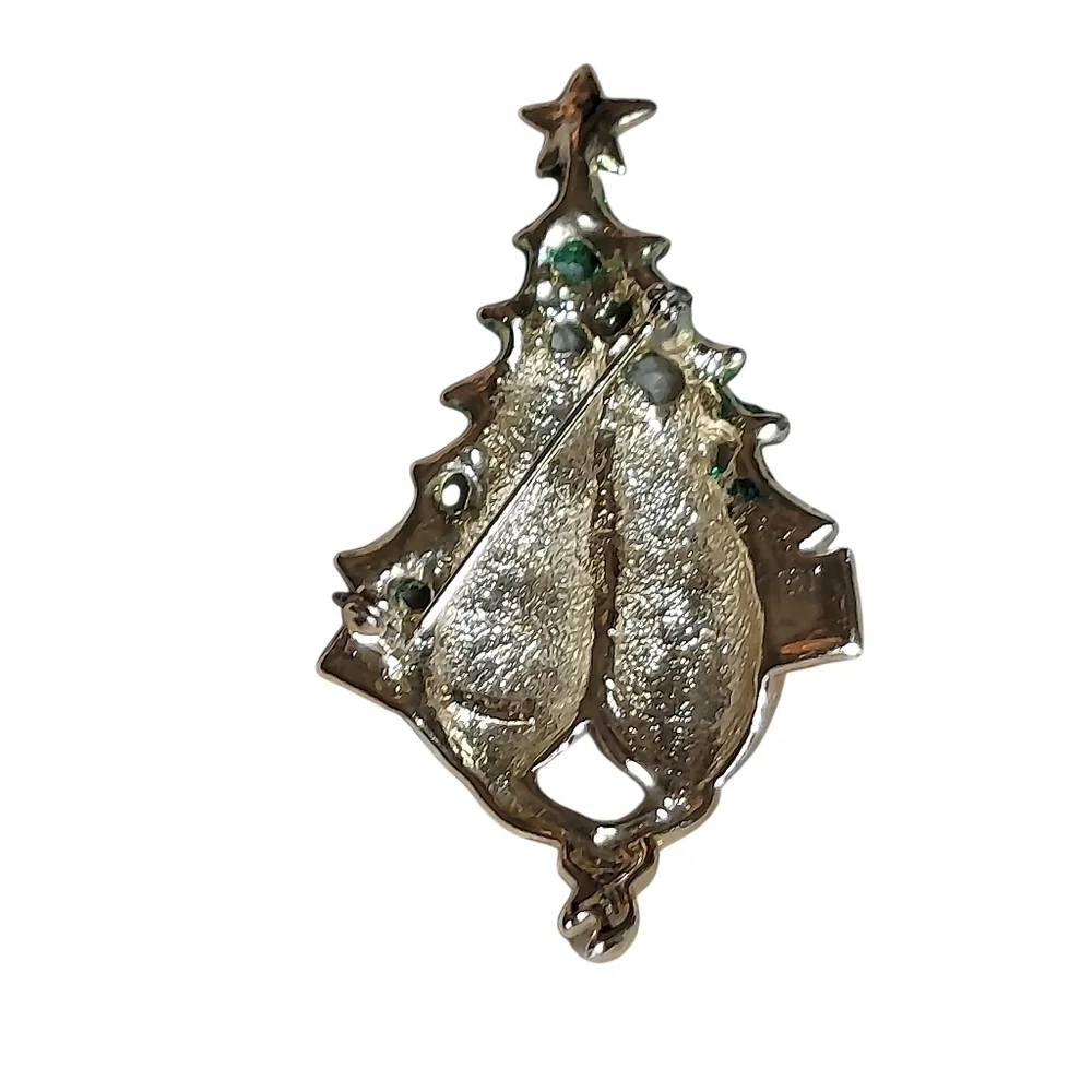 CAT BUDDIES BY THE CHRISTMAS‎ TREE BROOCH